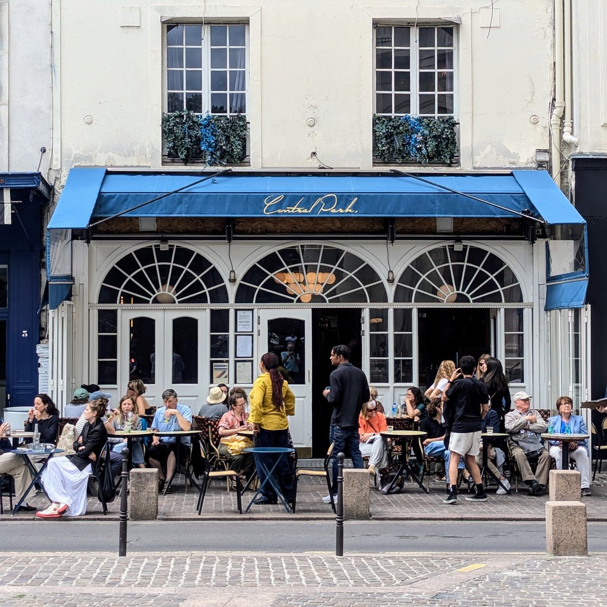 Si ces usagers étaient venus dans le quartier des Halles en voiture plutôt qu'à vélo, le stationnement de leurs 12 véhicules aurait consommé 140 m2 d'espace public. En clair : bye bye la jolie petite terrasse de bistrot, et une grande partie du trottoir.