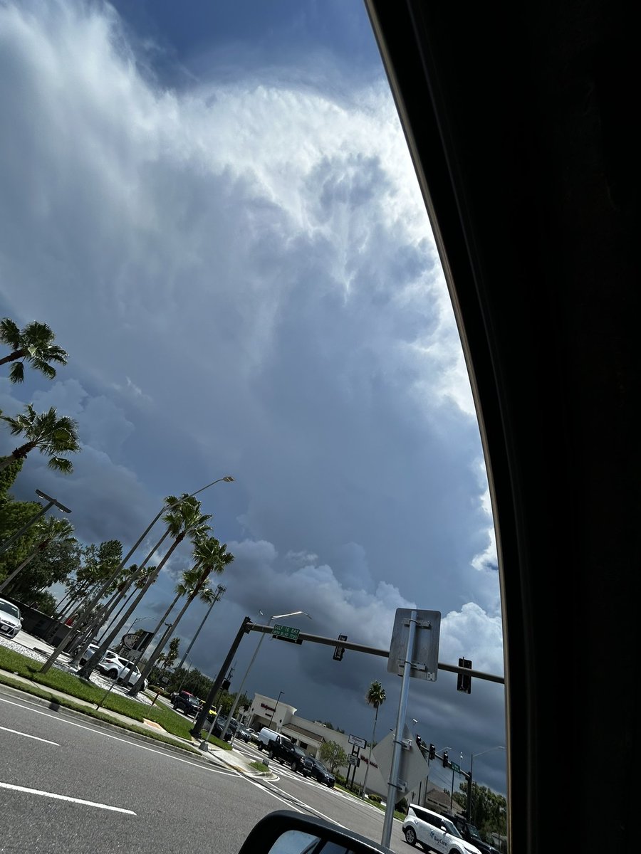 florida never disappoints with these random thunderstorms