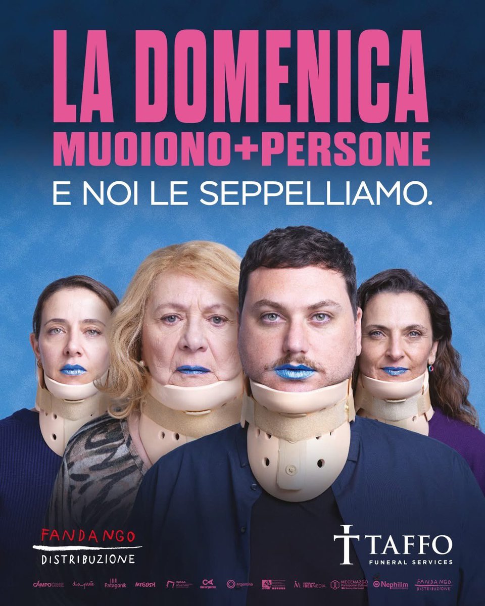 taffoofficial's tweet image. Abbiamo visto "La domenica muoiono + persone", il film rivelazione dell’anno che trasforma un funerale di famiglia in un viaggio grottesco.
Un film che ci ricorda che, a volte, non serve morire per sentirsi sepolti.
➡️ Dal 19 giugno in tutte le sale. Non mancare. Adv