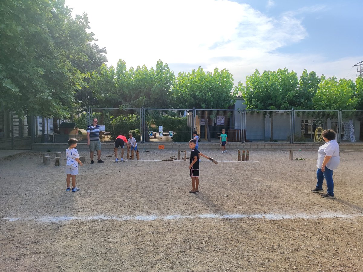 🎉 La tarda continua a la pista del centre!
Tallers oberts amb el 'Passaport a l’estiu', dinamitzats per entitats, famílies, alumnat i tota la comunitat educativa.
🎶 A les 20.30 h, tanquem la festa amb un sopar de germanor i música!