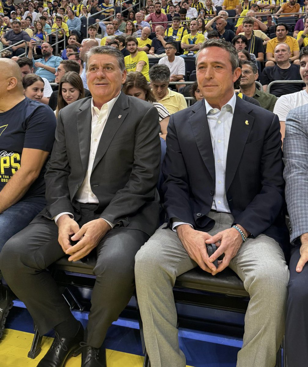 Başkan Ali Koç ve Beşiktaş Başkanı Serdar Adalı, karşılaşmayı birlikte takip ediyor.