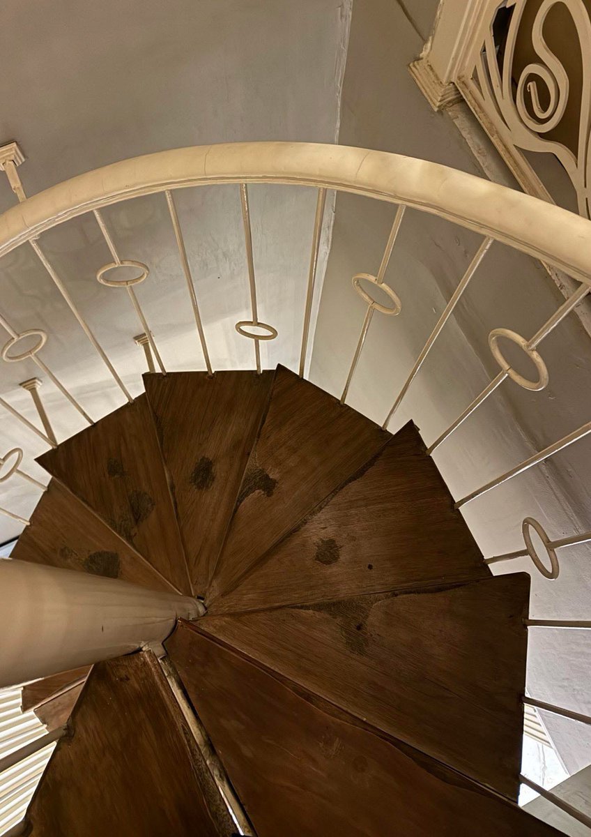 سلم الكافيه اللي عايزك تنزل تاخد الأوردر بتاعك وتطلع بيه تاني