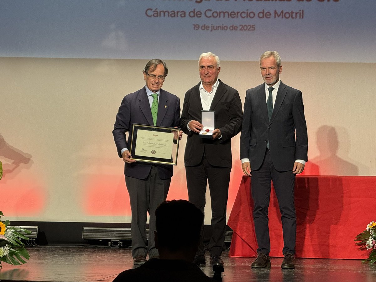 puertodemotril's tweet image. Acompañamos a la Cámara de Comercio de Motril en su acto de entrega de las Medallas de Oro a personalidades que con su esfuerzo y dedicación han impulsado la economía del municipio.
Enhorabuena a los premiados🥇🥇🥇
#20AniversarioAPM ⚓️