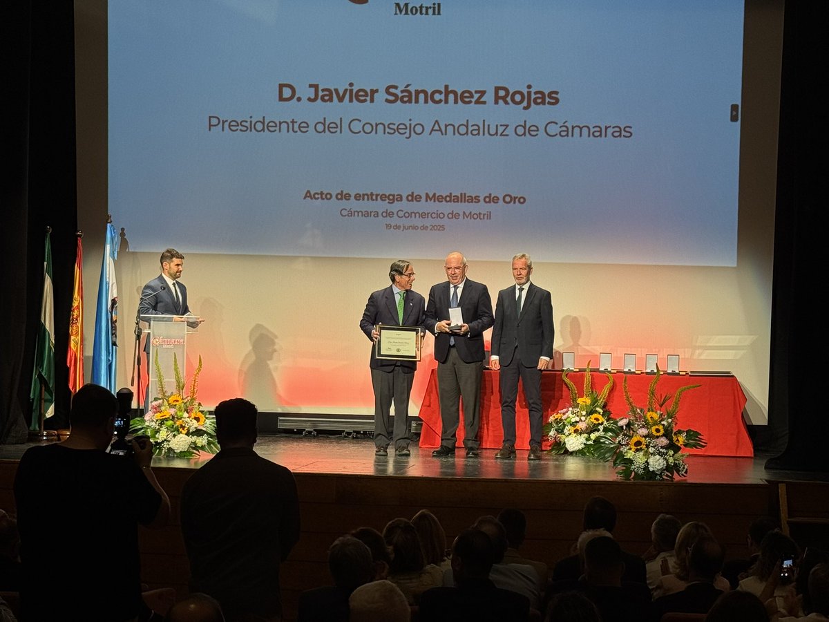 puertodemotril's tweet image. Acompañamos a la Cámara de Comercio de Motril en su acto de entrega de las Medallas de Oro a personalidades que con su esfuerzo y dedicación han impulsado la economía del municipio.
Enhorabuena a los premiados🥇🥇🥇
#20AniversarioAPM ⚓️