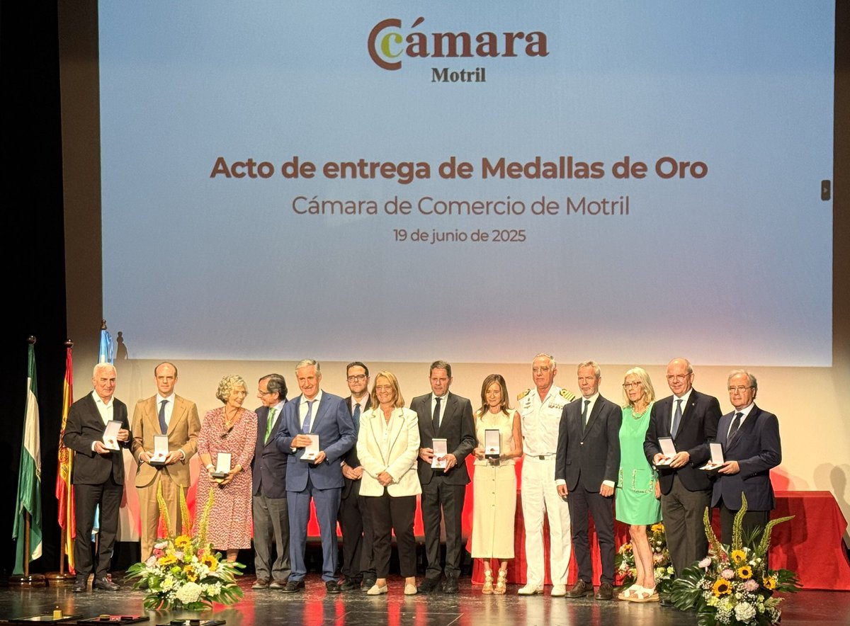 puertodemotril's tweet image. Acompañamos a la Cámara de Comercio de Motril en su acto de entrega de las Medallas de Oro a personalidades que con su esfuerzo y dedicación han impulsado la economía del municipio.
Enhorabuena a los premiados🥇🥇🥇
#20AniversarioAPM ⚓️