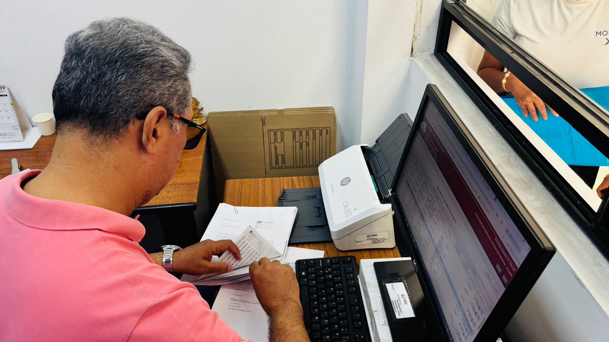 Nuestro gerente, Carlos José Corral, dedicó su mañana a radicar las solicitudes de los usuarios. Así demostramos el compromiso con la gente, que necesita una atención oportuna.