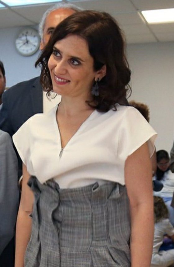 Qué significa una persona cateta?

Dicho de una persona: Pueblerina , palurda, rústica, tosca, ordinaria, ignorante, necia, boba, paleta, palurda, patán, pueblerina. 
Ejemplo:👇👇👇