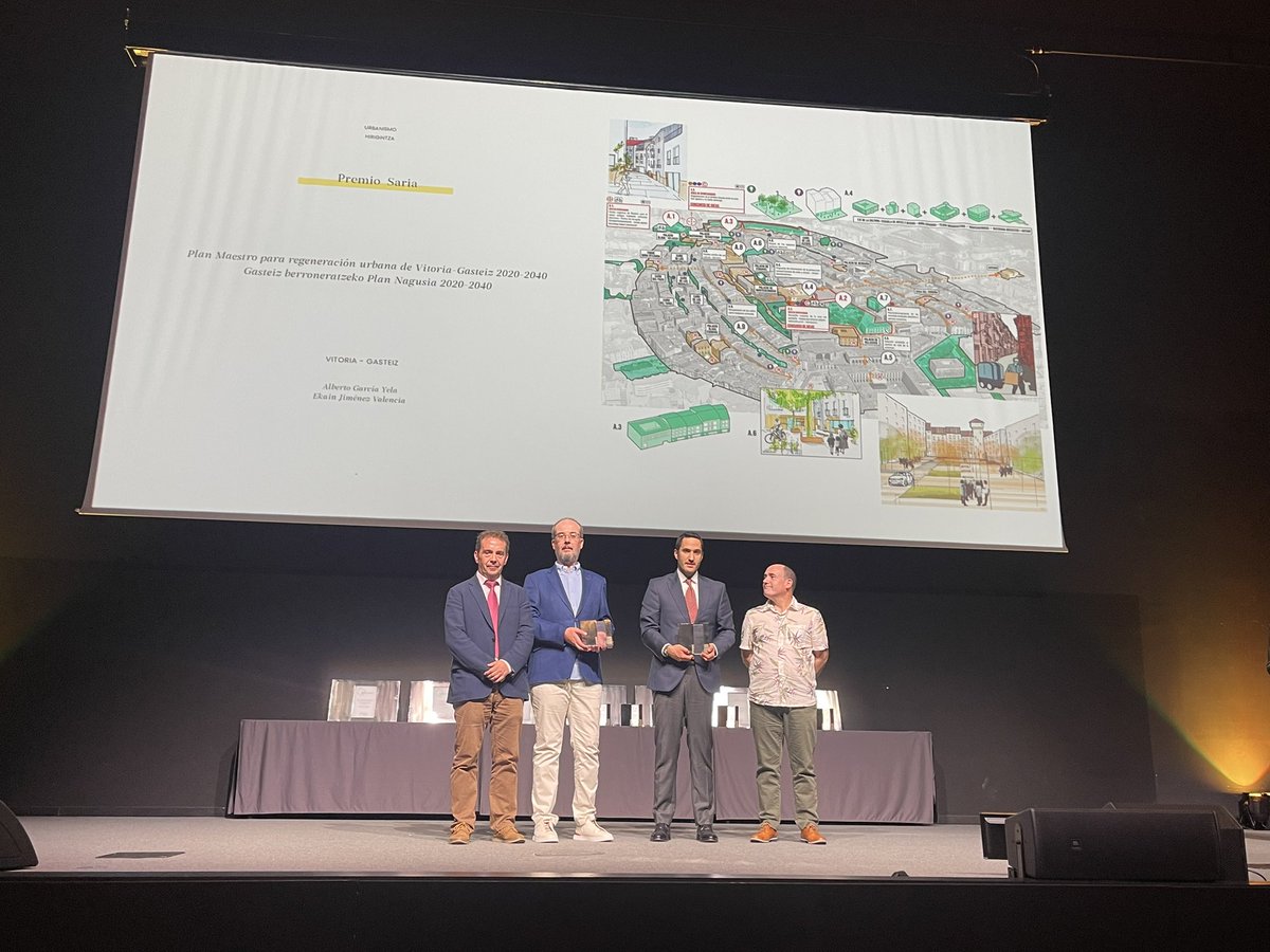 🏠🏗️ La alcaldesa Maider Etxebarria ha acudido a la gala de los #Premios #COAVN2025 y el concejal de #Urbanismo, Borja Rodríguez, ha recogido el galardón al Plan Maestro #VitoriaGasteiz 2020-2040 
#arquitectura #coavnalava