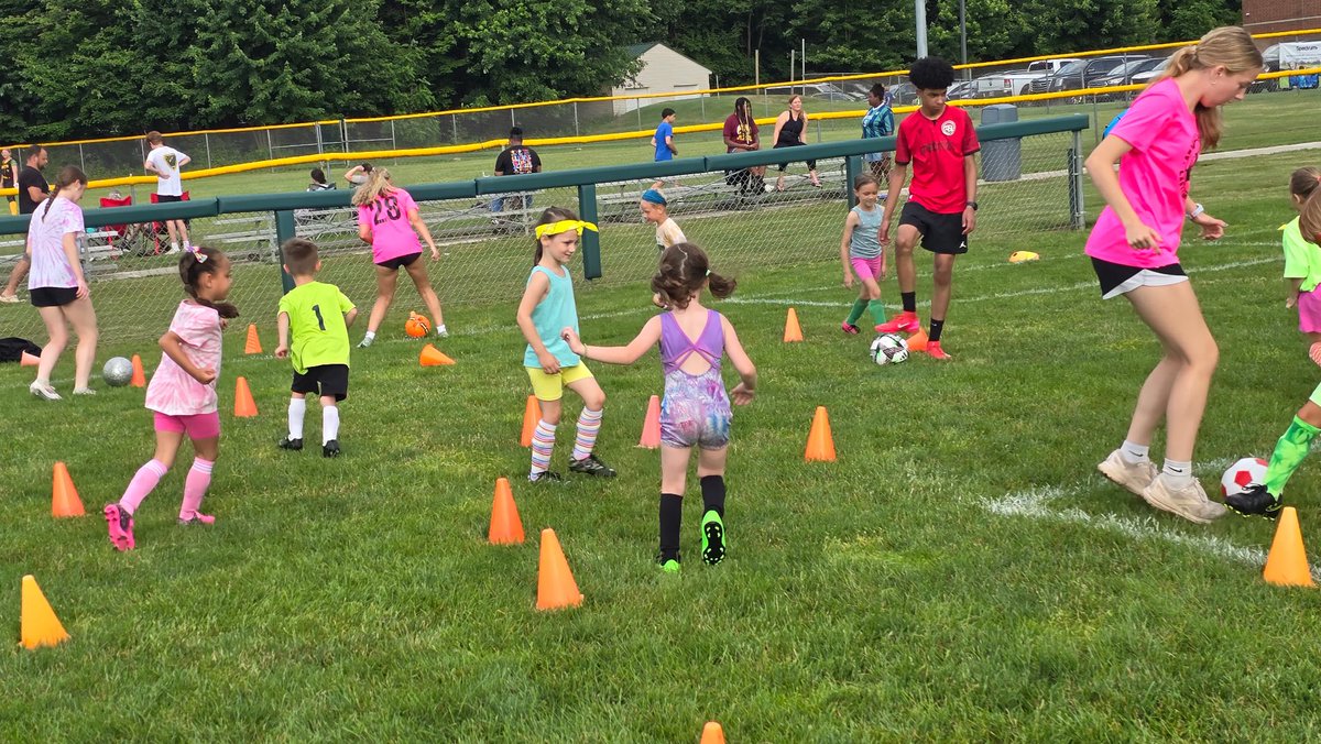 CometCoachGonzo's tweet image. Steele Youth Camp Day Three! The neon and tie dye was out for another fun day of soccer! #OneTribe