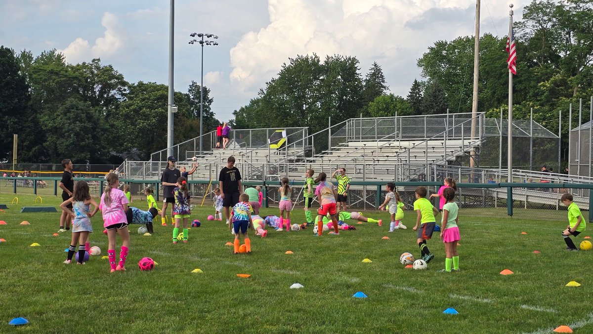 CometCoachGonzo's tweet image. Steele Youth Camp Day Three! The neon and tie dye was out for another fun day of soccer! #OneTribe
