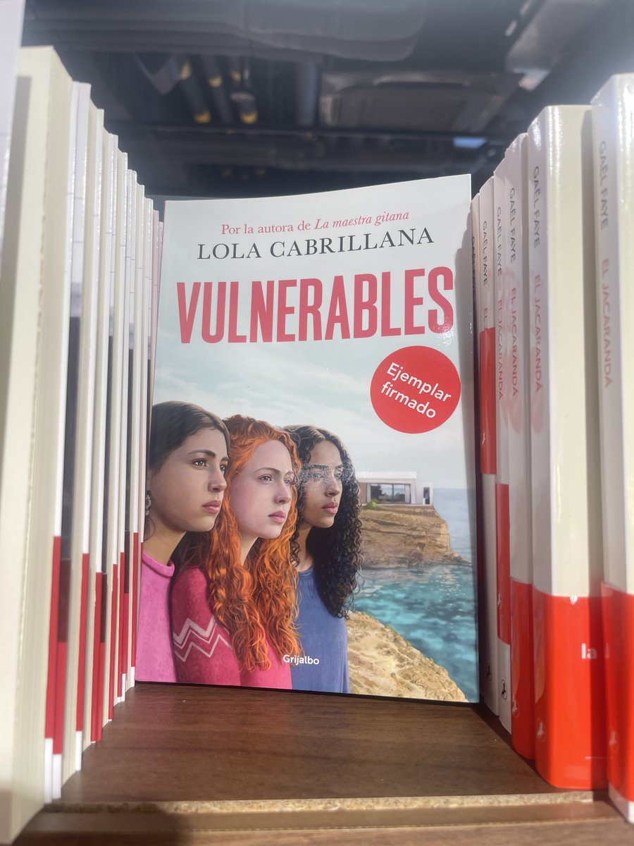 Más ejemplares firmados en Atocha. Si es que acabáis con todos. Muchas gracias 😘😘😘. 
No sabéis lo afortunada que me hacéis sentir.