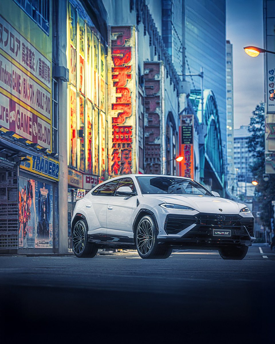 Lamborghini's tweet image. Under the city lights, a new icon emerges with its double spirit: electric drive and combustion power united. Lamborghini Urus SE illuminates the night like no other.
#Lamborghini #UrusSE