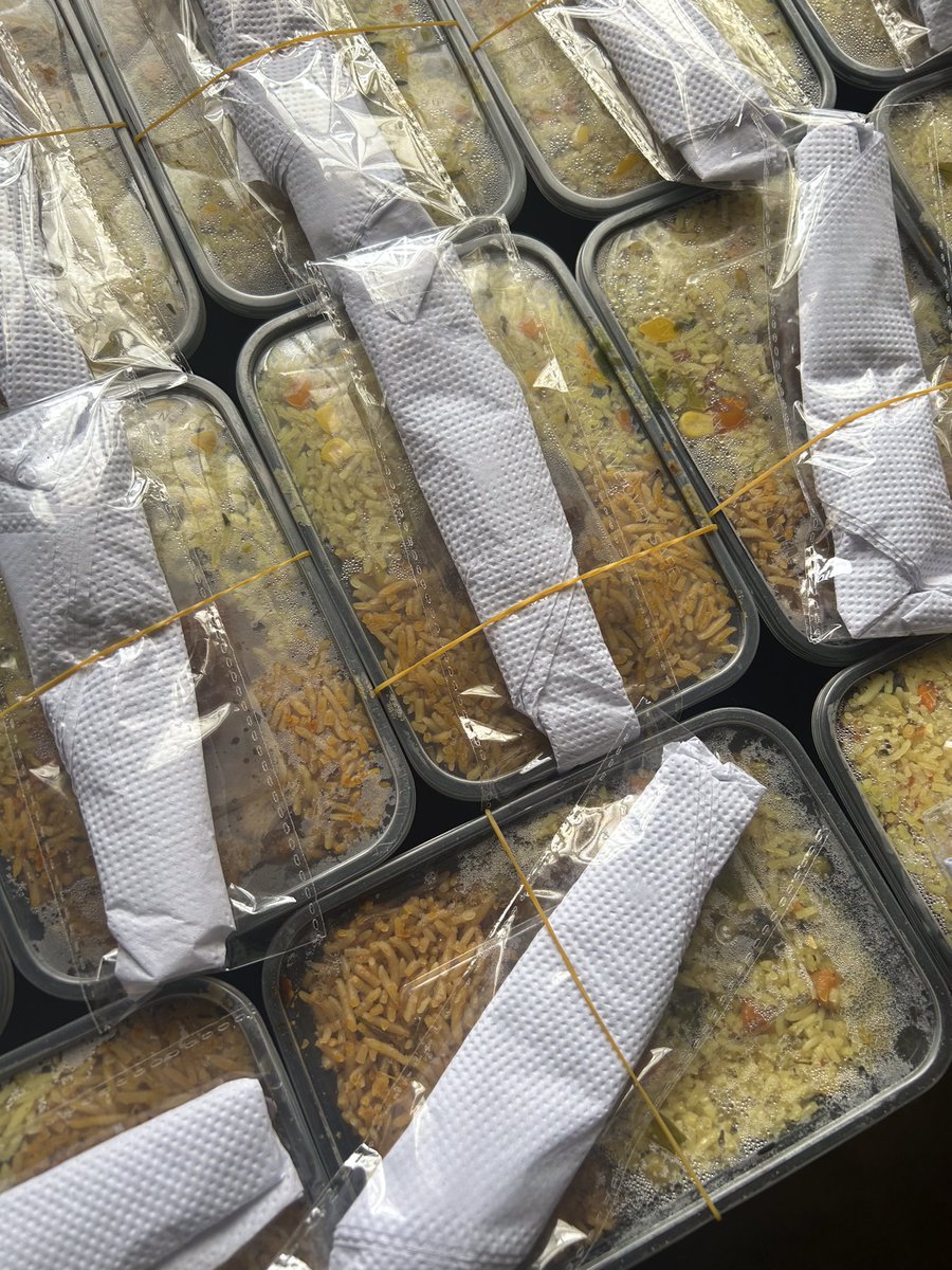 SymplyNoor's tweet image. 43 packs of jollof-fried rice combo for a customer’s (birthday) colleagues.
ps: this is my first bulk order from twitter. i was quite anxious, and same as the customer 😭😂. but i executed everything well and delivered myself— i didn’t want anything to go south.