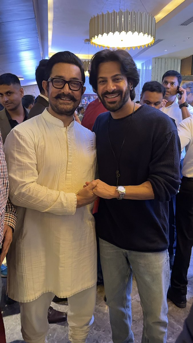 WebduniaHindi's tweet photo. When you meet your idol #Amir sir all the best for #sitarezameenpar
#KaranVeerMehra #AmirKhan #sitarezameenpar #BB18 #KKK14 #winner #TeamKVM #FirstCopyOnAmazonMXPlayer @KaranVeerMehra https://t.co/jJ2eyncxDT