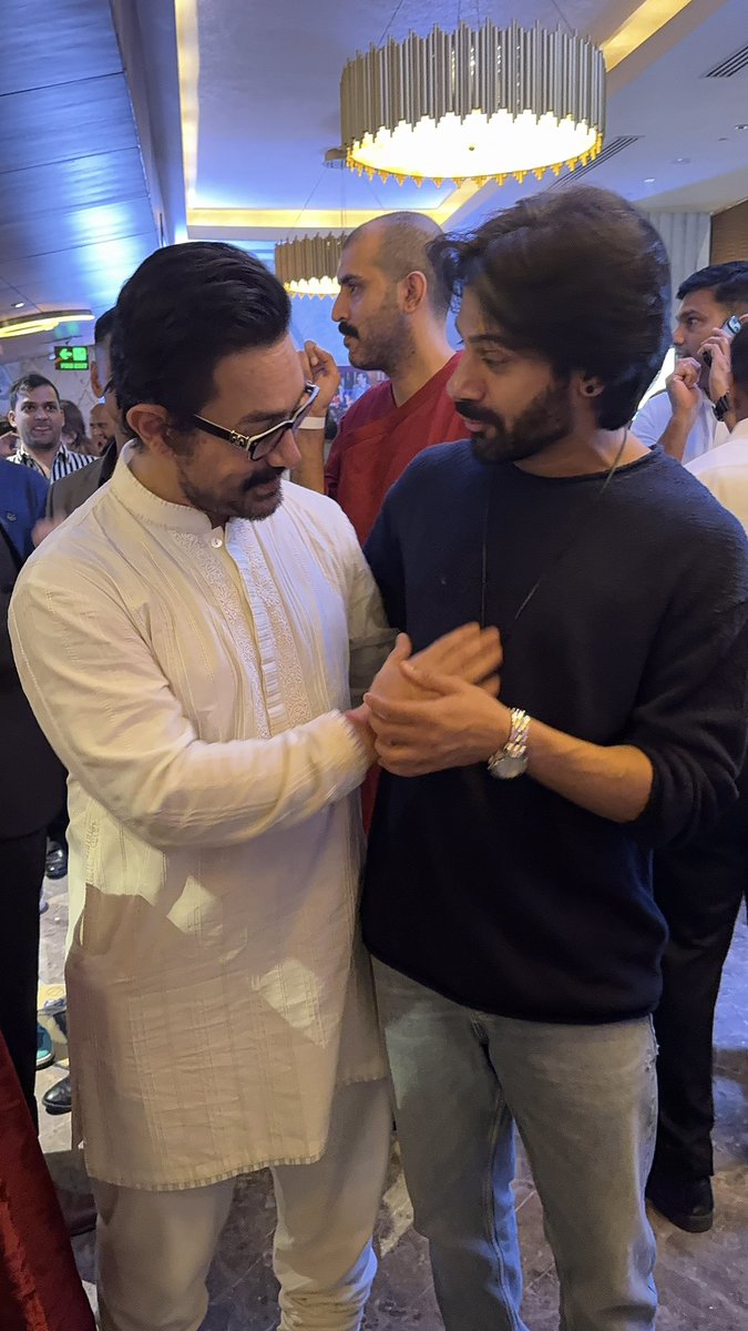 WebduniaHindi's tweet photo. When you meet your idol #Amir sir all the best for #sitarezameenpar
#KaranVeerMehra #AmirKhan #sitarezameenpar #BB18 #KKK14 #winner #TeamKVM #FirstCopyOnAmazonMXPlayer @KaranVeerMehra https://t.co/jJ2eyncxDT