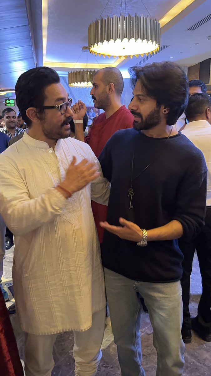 WebduniaHindi's tweet photo. When you meet your idol #Amir sir all the best for #sitarezameenpar
#KaranVeerMehra #AmirKhan #sitarezameenpar #BB18 #KKK14 #winner #TeamKVM #FirstCopyOnAmazonMXPlayer @KaranVeerMehra https://t.co/jJ2eyncxDT