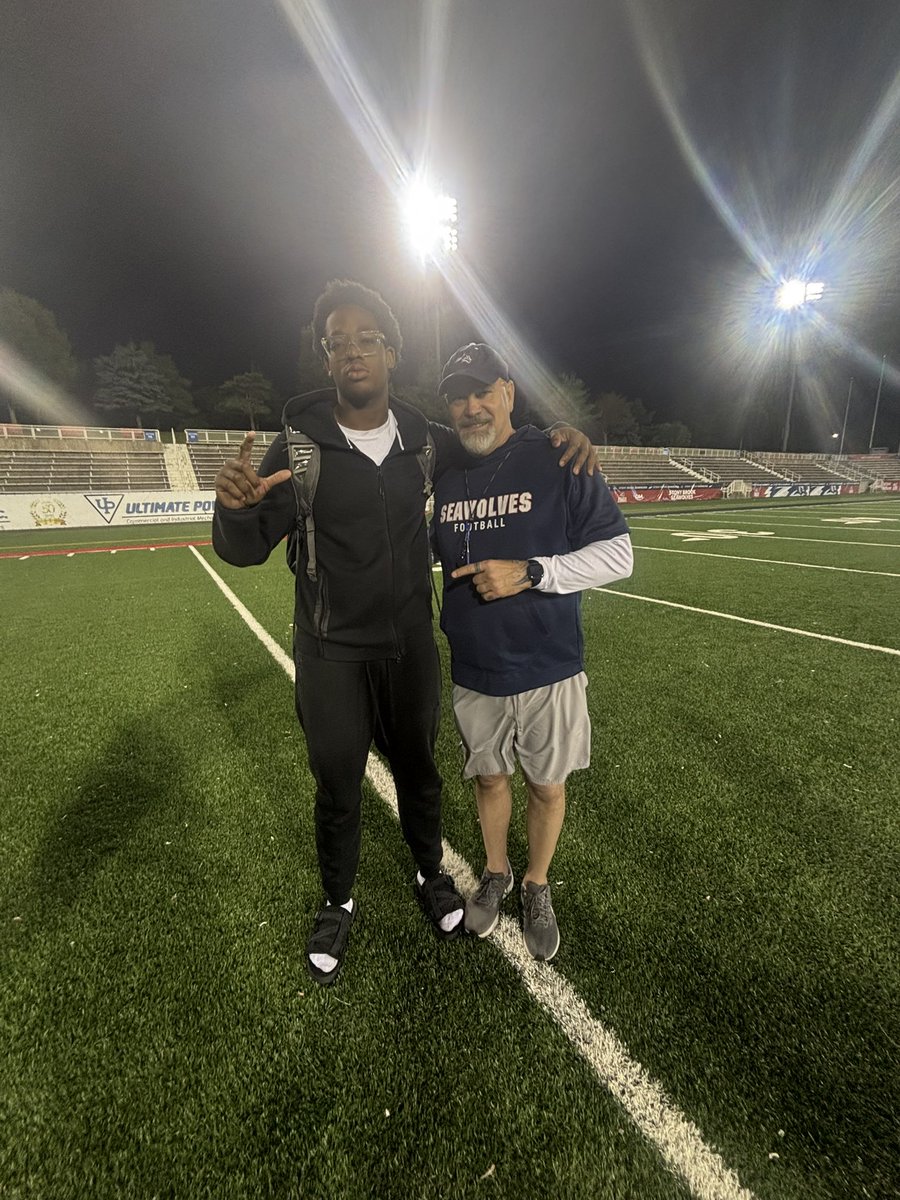 Had a great time <a href="/StonyBrookFB/">Stony Brook Football</a> camp yesterday. I got to dominate and show of my skills while also learning new techniques.
<a href="/oc_lincoln/">coachOCLincoln</a> <a href="/coach_D_lincoln/">Joe DeSiena</a> <a href="/Paul_Litvak/">Coach Litvak</a> <a href="/jarrettpaul25/">Jarrett Paul (JP)</a> <a href="/coachhowson/">Sam Howson</a> <a href="/CoachBache/">Chris Bache</a>