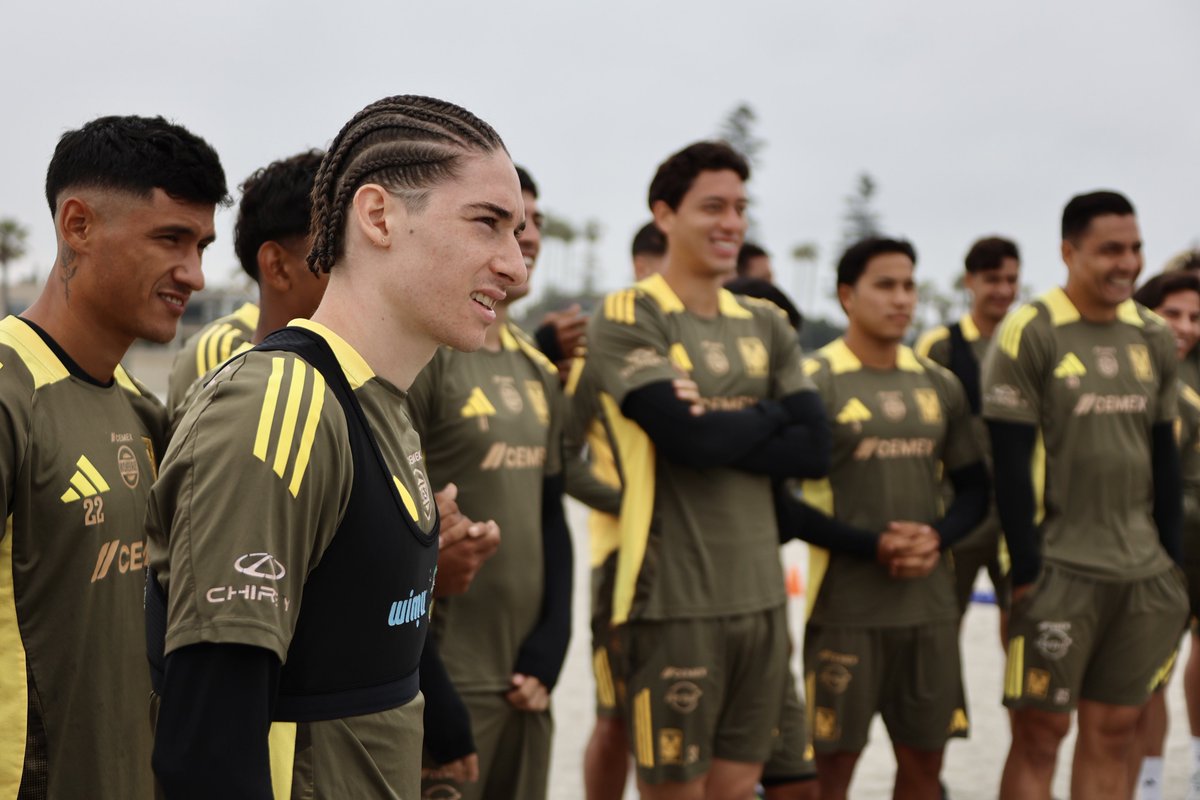 🏝️🌊 ¡Todo listo desde Coronado Beach porque hoy es día de trabajo en playa!

¡Vamos, Tigres! 🐯