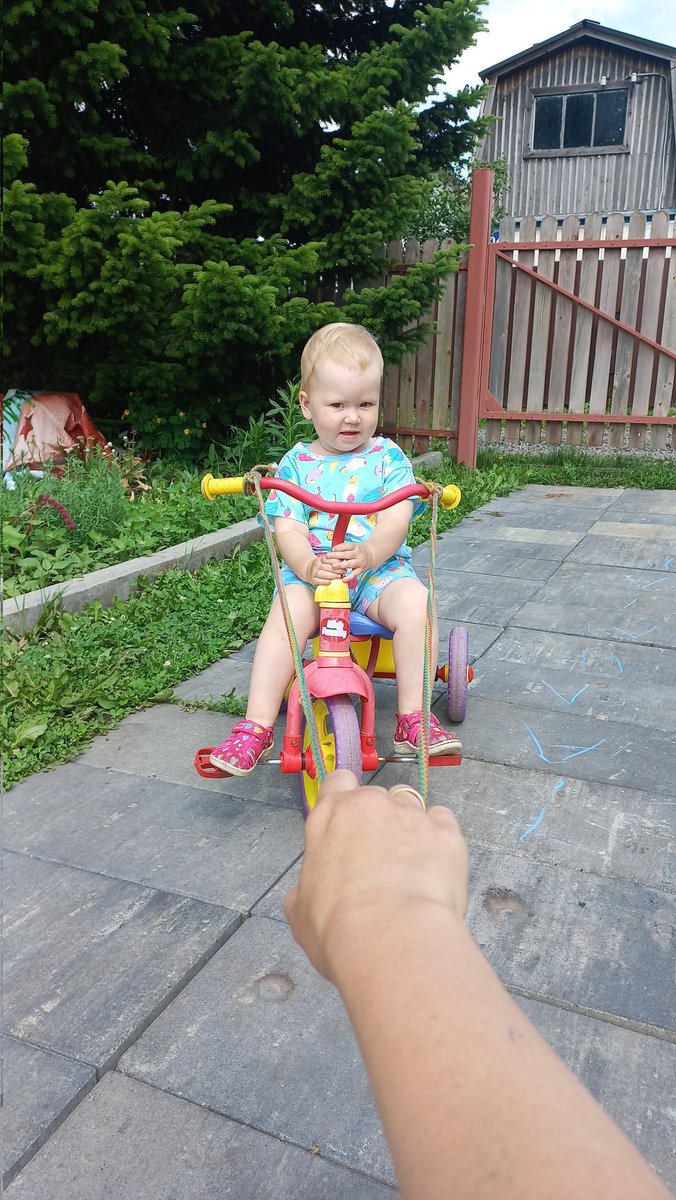 сложно передать словами отношения к своим пуговкам. когда ты это произносишь вслух, выглядишь как умственноотсталый)) уже получаю завистливые признания о самом классном возрасте утипутинья 🥰 
пс. если вы не отпишитесь и потерпите немного, то когда-нибудь будет и другой контент)