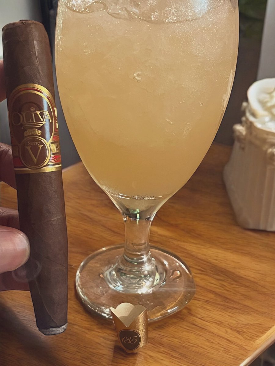 Up next, I’m enjoying the rich and delicious Oliva Serie V 135th Anniversary Edición Limitada. #CigarLifeStyle