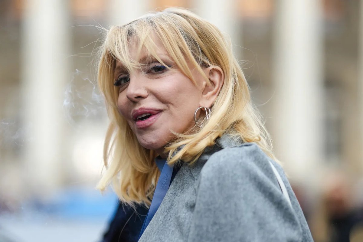 Poo_Crave's tweet image. Courtney Love doubles down on her feud with ‘classless’ Jimmy Fallon.
“That little cretin knows what he did.”