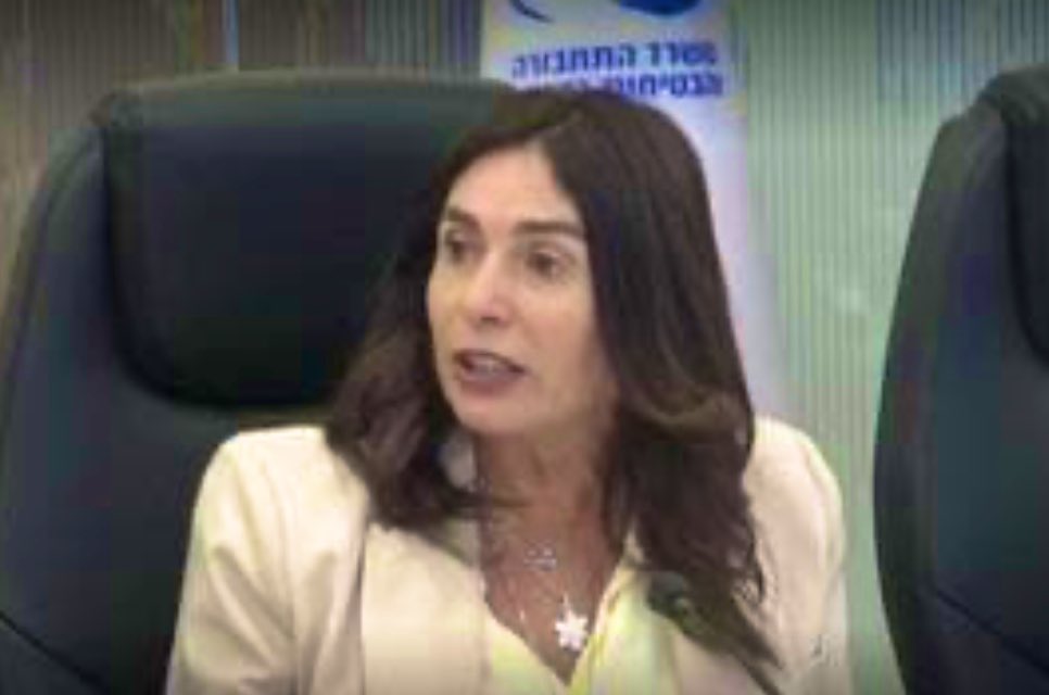 💥Israeli Transportation Min Miri Regev has been forced to set aside her authoritarian aspirations– first time in Israeli history citizens have been denied the right to leave– and accept the right to free movement. Cue of the images of thousands of Israelis crowding the airport.