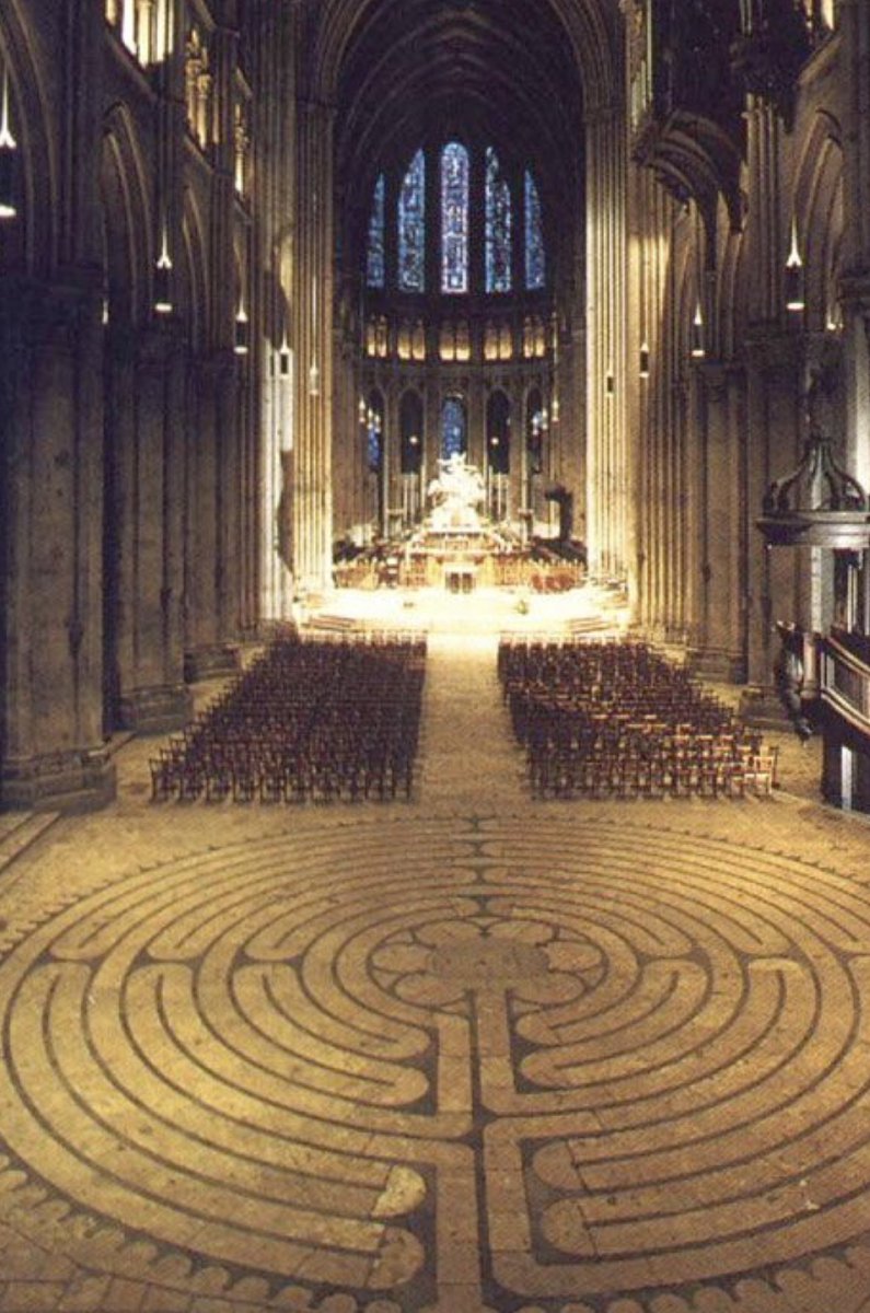 Cathédrale de Chartres utilisant la résonance Schumann pour la guérison depuis les années 1200.
C'est la principale raison pour laquelle vous pouvez ressentir une présence divine dans ces anciens temples/églises, ils sont réglés sur certaines fréquences qui sont bénéfiques et 1/2