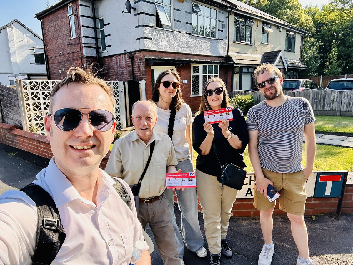 A very warm session on the doorstep in Stretford &amp; Humphrey Park this teatime, thanks to colleagues for joining us ward councillors. Thanks also to the kind resident who gave me a bottle of water💧🌹
