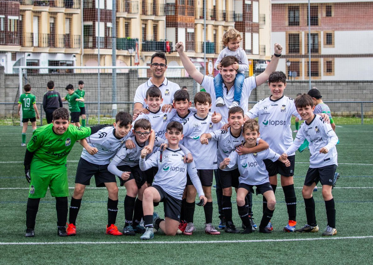 🔜 Este sábado desde las 16:15 nuestro Alevín D (y algún fichaje del ©️) juegan el🏆 Torneo San Juan en Miengo ⚽ Están en el Grupo 2️⃣ y se medirán con Polanco y Santiago Galas en la primera fase 👏🏻

🍀 Mucha suerte, equipazo 🤗

#canteratextilescudo🤍🖤