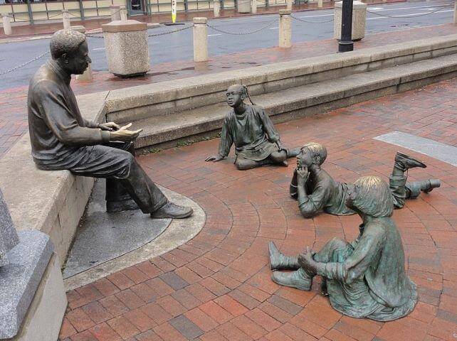 mazkulede's tweet photo. Ülkemizde de ilgiyle izlenen ve Alex Haley'in
" Roots - Kökler " kitabından uyarlanan Kökler
dizisinin ana karakteri " Kunta Kinte "
çocuklara aile hikayesini anlatıyor ...
Annapolis, Maryland ABD
#heykel #kökler #KuntaKinte https://t.co/s9OvMcjVQS