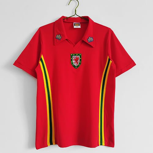 JordanWebber96's tweet photo. If Wales qualify for the World Cup next year, it’ll be the fifty year anniversary of this shirt…

Across the pond, a Harry Wilson free-kick for a first Wales win at a World Cup since 1958, wearing this shirt or similar would be special.

Bring it back! 🏴󠁧󠁢󠁷󠁬󠁳󠁿 https://t.co/UNjBado1zP