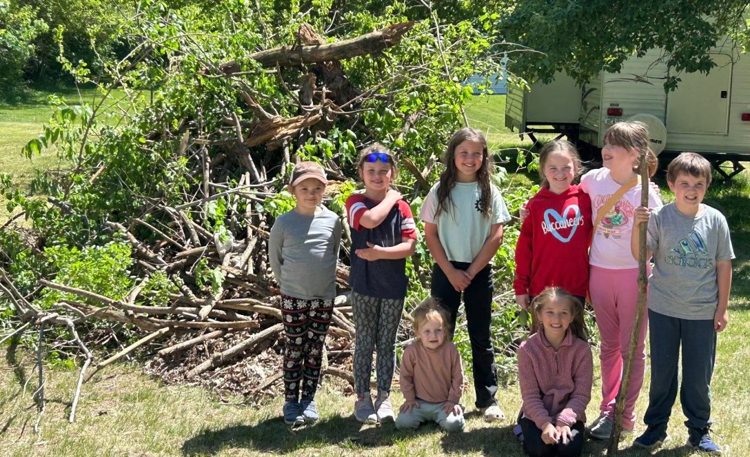 Troop 2493 donated 2 hours of service for their school's Spring Gala silent auction. The girls donated a basket filled with Girl Scout themed goodies. They also worked hard to raise money for their school while cleaning up brush, sticks, and other bits. Great job, Troop 2493! 🤩