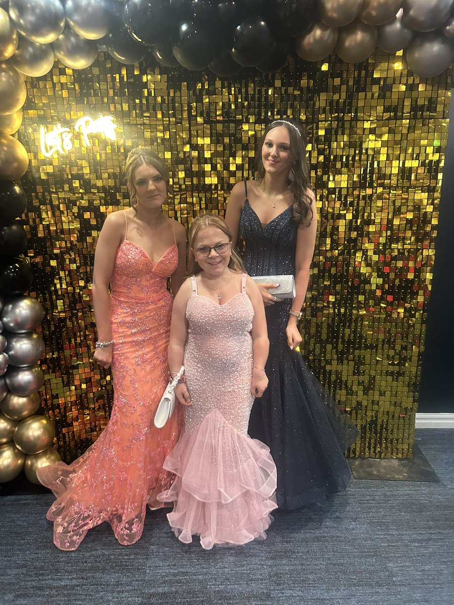 HarperGreen's tweet image. Awwww they are loving the entrance and looking so grown up #2025Prom #CelebratingYr11 #Promnight 💃 🕺