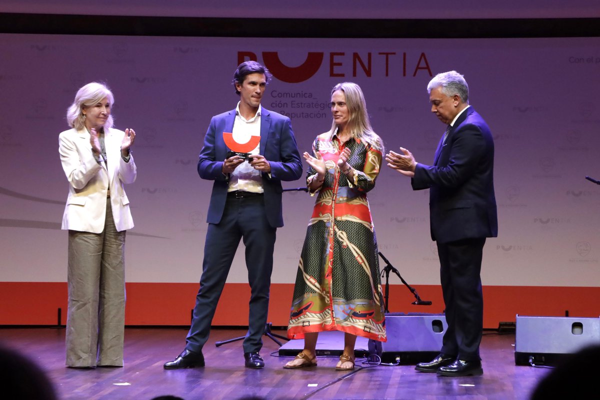 puentia's tweet image. 🏅 Se entrega el Premio Homenaje a Borja y Gabriela Echegoyen, en memoria de su padre Jaime.
Presentan:
🔹 Baihas Baghdadi
🔹 María Dolores Dancausa
📸 Emoción, respeto y aplauso a un legado imborrable.
#PremiosPuentia #JaimeEchegoyen #Homenaje