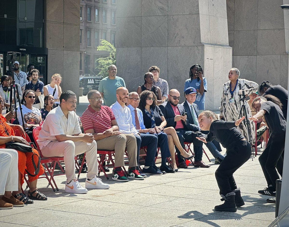¡Feliz Juneteenth!
Un honor asistir hoy al izamiento de bandera en Harlem con @senatorccleare.
Honramos la fortaleza y alegría de las comunidades negras y la lucha por la justicia.