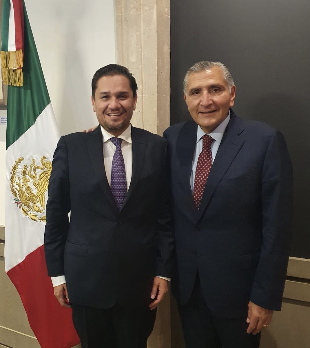 📍Se descubre uno de los más grandes actos de corrupción en este sexenio,Luis Humberto Montaño,empleado de Adán Augusto se embolsó más de 8 mmdp en contratos (seguramente como prestanombres del Tabasqueño) 
Trabaja en el Senado, gana $120,000
Irá la UIF a investigarlo?
Hay más 🪡