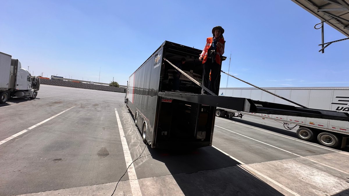 Nuestros estudiantes participaron en una misión clave para el cruce internacional de autos de la NASCAR México Series, coordinando junto a autoridades aduanales en un proyecto de alto nivel. 🌐🚗

Conoce cómo lo lograron en CONECTA.
#OrgulloTec  #NASCAR #Tec