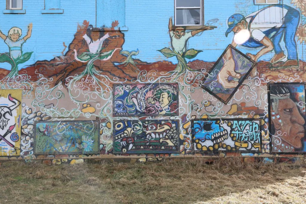 Flint's Hispanic community is searching for strength after feeling excluded from official's English-dominated response to the water crisis. Read student reporter Mary Raines Alexander's deeply-reported piece in #FlintUnfiltered.

dcreport.org/2025/06/18/tra…