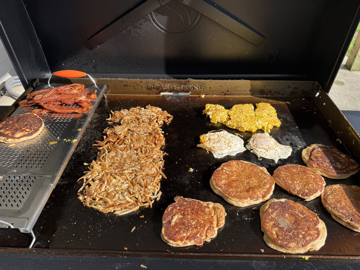 Pancakes, bacon, eggs, hash browns on the griddle. I am loving this thing.

#griddlemethis
