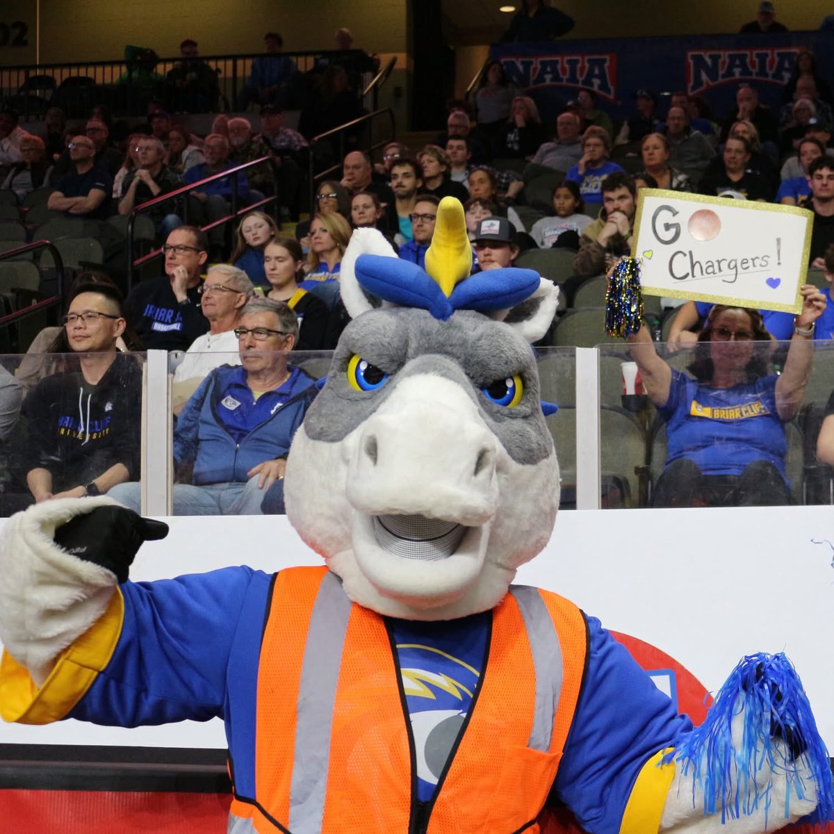 GPACSports's tweet image. “From Bolt to the Army!”
Congratulations to Juan Celio from @bcuchargers who served as the first Bolt Mascot in BCU history. He recently graduated with a degree in Criminal Justice and has signed on to join the US Army!
Best wishes and thank you for your service!
“It has…