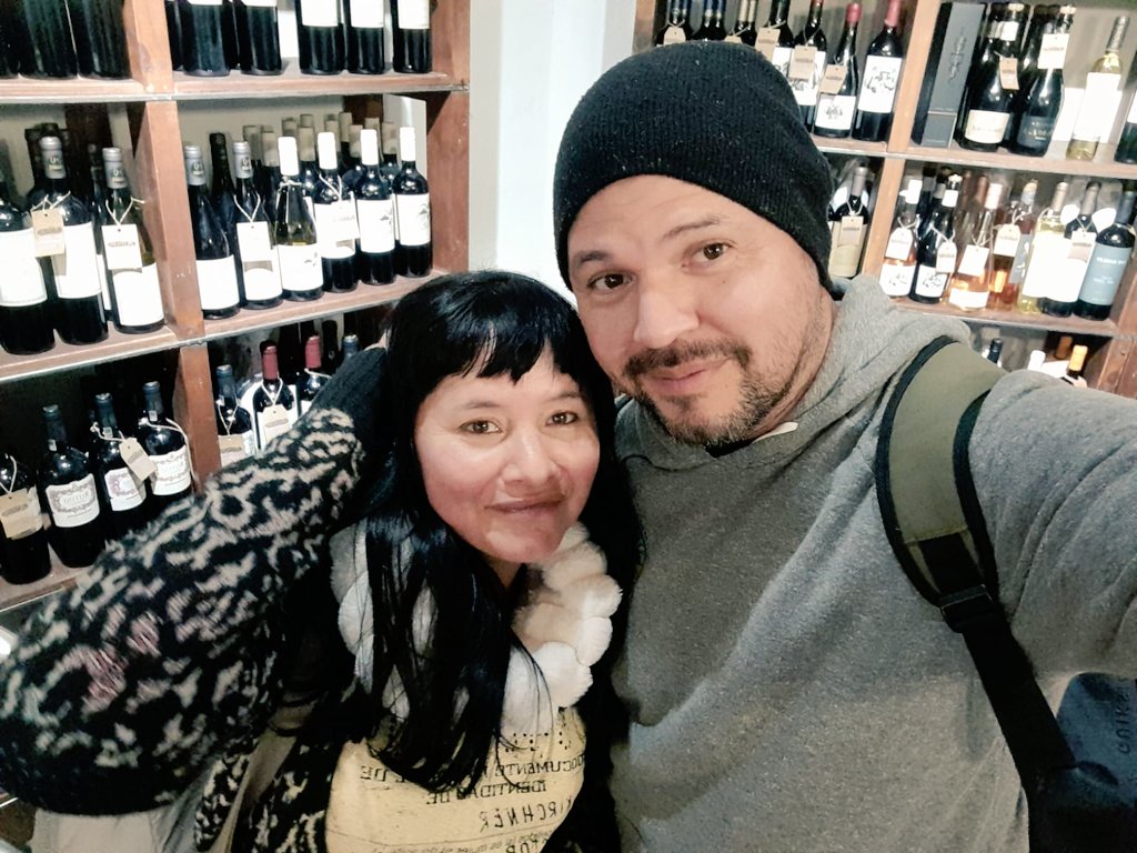 Otra de ayer con <a href="/Flaloqui/">Esmeralda 💥</a>  

En un momento sonó la marcha peronista y después de cantarla nos levantamos a brindar con todos los presentes en el restaurante. Porque eso somos, reales, divertidos y buena gente. (Perdón estoy humilde hoy jajaja)