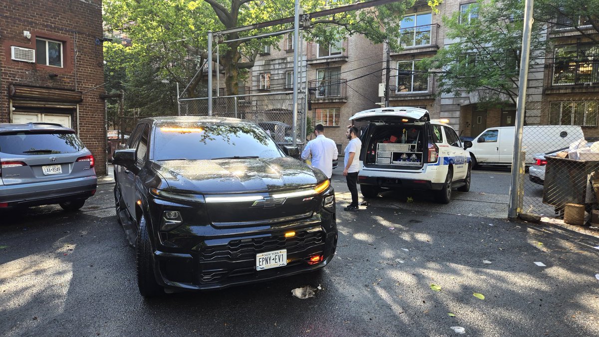 Williamsburg Chaveirim volunteers are rushing to pump out the water from multiple basements Shuls that were flooded during this afternoon’s passing thunderstorms