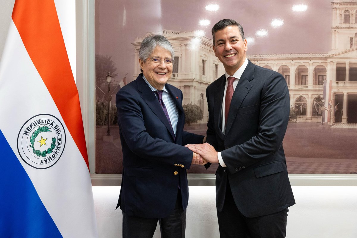 Guillermo Lasso (@lassoguillermo) on Twitter photo Como expresidente, valoro aún más los lazos que trascienden fronteras.
En Paraguay, junto al presidente <a href="/SantiPenap/">Santiago Peña</a>, conversamos sobre el presente y futuro de nuestra región: más oportunidades, más democracia, más unión.
Gracias, presidente, por su calidez y la invitación. Como expresidente, valoro aún más los lazos que trascienden fronteras.
En Paraguay, junto al presidente <a href="/SantiPenap/">Santiago Peña</a>, conversamos sobre el presente y futuro de nuestra región: más oportunidades, más democracia, más unión.
Gracias, presidente, por su calidez y la invitación.
