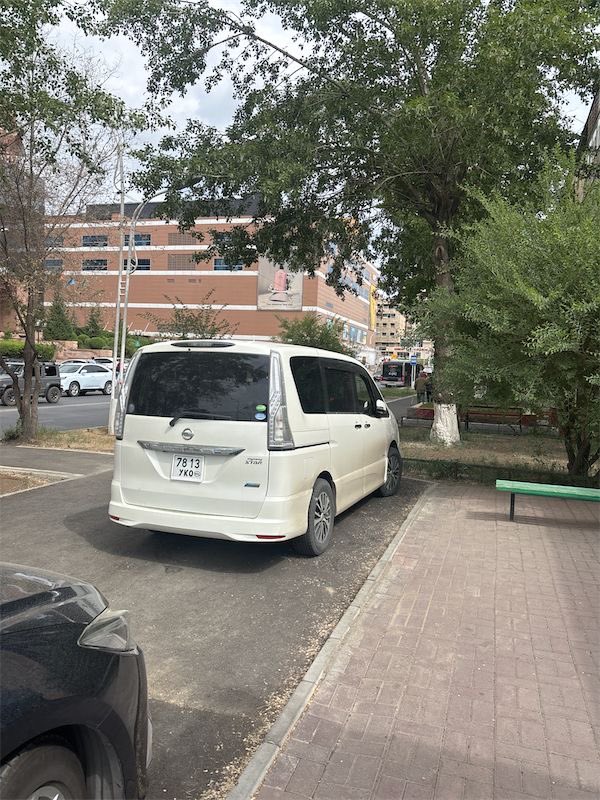 Явган хүний зам эвдэж сүйтгэж байгаа энэ нөхдүүдтэй яаж тэмцэх вэ? 
Битгий тавиач, битгий эвдээч гээд уриалаад давлагаалъя!