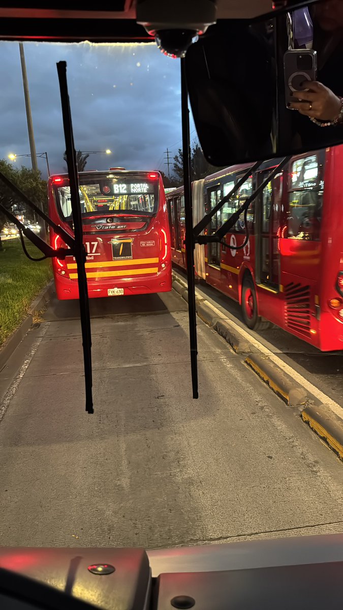 Kathediazleiva's tweet photo. @TransMilenio quieto por un carro varado en pa 134 https://t.co/d9RU40dzqO