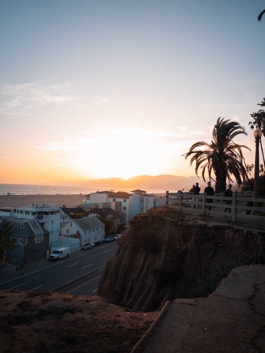 ShopHelloMary's tweet image. Golden hour plans hit different 🌞🌴 ⁠
⁠
#sunsetsession #coastalvibes #afterworkmoves #reels #trendingaudio #beachlife