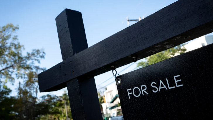 Mortgage demand dips again, even with rates at a 6.84% low—lowest since April. Economic worries and low buyer confidence keep activity slow. 📉🏠

#MortgageRates #HousingMarket2025 #Homebuyers #RefinanceTrends #RealEstateNews #EugenoCohen #BGHomesTeam

cnbc.com/2025/06/18/mor…