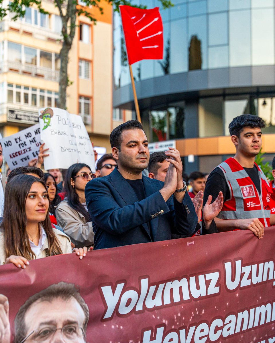 Gençlik Kolları Genel Başkanımız Cem Aydın'ın bir sosyal medya paylaşımı sebebiyle yargılandığı, Başsavcı Akın Gürlek’in “mağdur” sıfatıyla yer aldığı dava yarın saat 10.00'da Silivri 1 Nolu Duruşma Salonu'nda görülecek.

YILMAYIZ, ORADAYIZ!