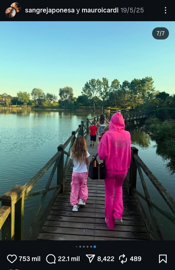 evvve__'s tweet photo. 3. De todos los atuendos que se puede poner, nuevamente elije algo parecido al rosa, para ir al mismo lugar donde se sacaron fotos las niñas. https://t.co/KOtgKdsakD