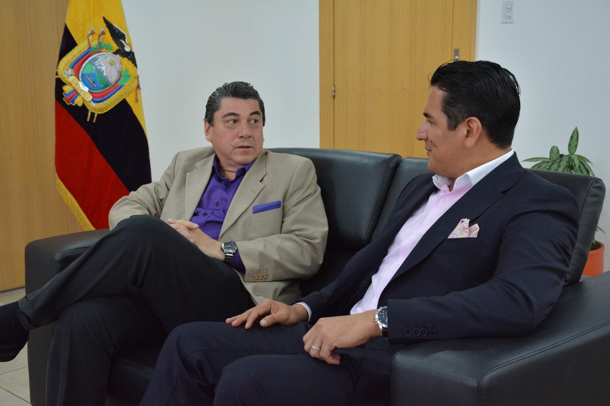 🤝🏼Comprometidos con un servicio eficiente, el director <a href="/OttnRivadeneira/">Ottón Rivadeneira</a> se reunió con <a href="/AlfredBolcar/">Jimmy Bolaños C</a>, presidente de <a href="/CGGalapagos/">Gobierno Galápagos</a>, para articular 
acciones a fin de optimizar los servicios del Registro Civil en Galápagos 🐢 y promover nuevas iniciativas en la provincia insular.